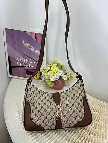 qırmızı sumka: Qadın çiyin çantası – Hobo/saddle stilində - Model: yarımay formalı — 2