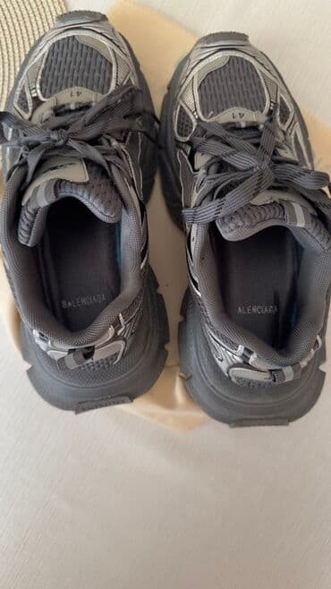 Səndəl və şəp-şüplər: Balenciaga markalı, boz rəngli uniseks krossovkalar. Qalın, rahat — 3