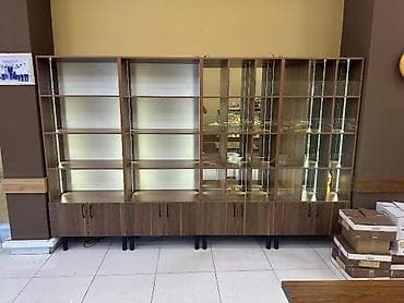 Vitrinli mağaza rəfi – şüşəli və açıq bölməli - Material: ağac