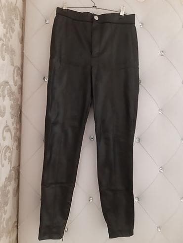 Bu qara rəngli, dəri imitasiyalı qadın şalvarı müasir və zərif görünüş