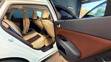 Kia K5 sedan – ağ rəng, aerodinamik kuzov və LED arxa işıqlar. GDi — 2