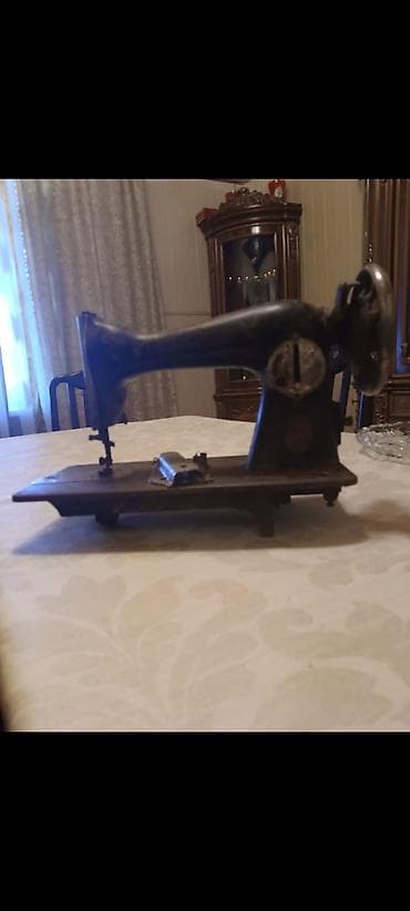 antik kilim: Köhnə tip tikiş maşını – mexaniki, stolüstü korpus. Xüsusiyyətlər: - — 1