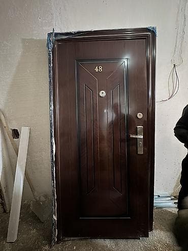 Daxili giriş qapısı – tünd qəhvəyi rəng, parlaq taxta fakturalı panel