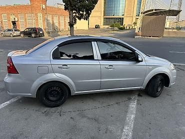 masin bazari oluxana: Satılır: gümüşü rəngli kompakt sedan Mühüm xüsusiyyətlər: - Kuzov: 4 — 5