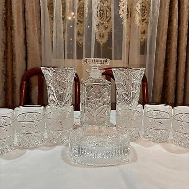 Kəsilmiş kristaldan ibarət stolüstü set - Tərkib: 1 ədəd kvadrat