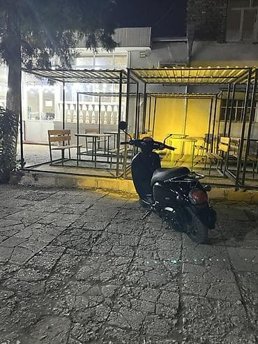 Şəhər içi rahat hərəkət üçün qara rəngli skuter. Texniki