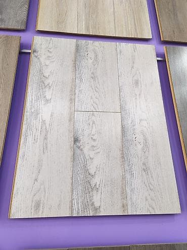 Laminate döşəmə panelləri – açıq kül rəngli, ağac damar teksturası ilə