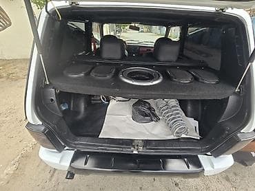 modelka niva: Lada Niva Urban – ağ rəngli, 3 qapılı şəhər/off-road krossoveri — 5