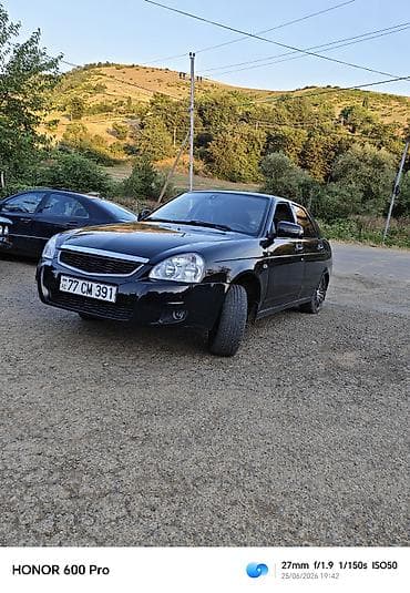 kompressor teh: Avtomobil: Qara rəngli sedan Xüsusiyyətlər: - Kuzov: 4 qapılı sedan — 6