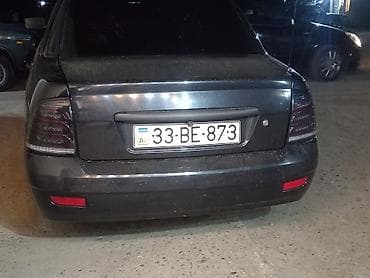 islenmis teker satiram: Avtomobil: Sedan, tünd boz/grafit rəng. Xarici xüsusiyyətlər: - Arxa — 4