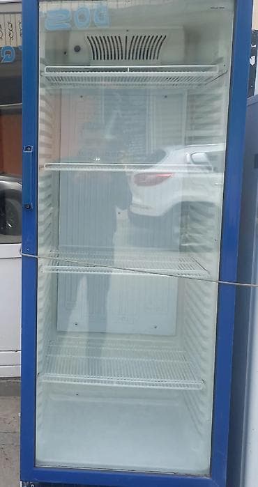 böyük soyuducu: Uğur su vitrini 470 Azn.Tam işləkdir.Eni 70 sm, hün 2m.Ünvan — 3