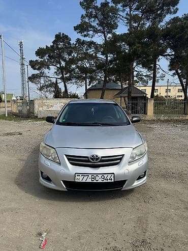 xarici masin: Toyota Corolla sedan – gümüşü rəng. - Kuzu: 4 qapı, kompakt sedan — 1