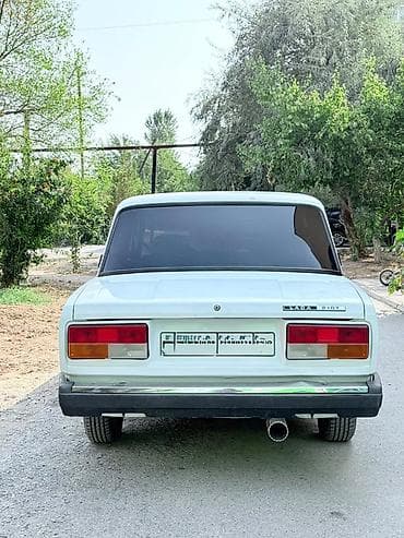 lada dinama: VAZ 2107, ağ rəngli sedan Xüsusiyyətlər və detallı təsvir: - Korpusu — 6
