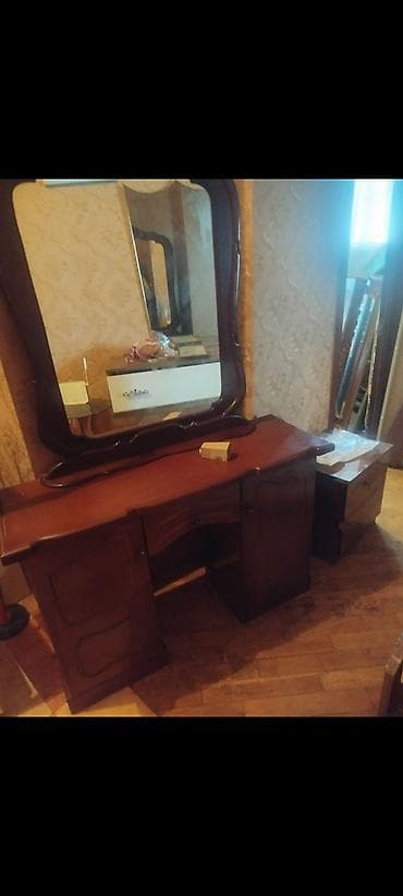 kohnə stul: Klassik üslubda taxtadan hazırlanmış makiyaj/tuvalet masası və böyük — 1