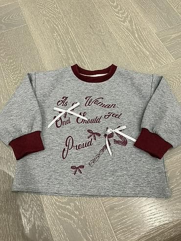 Uşaq sviteri - Rəng: boz, bordo detallarla - Üzərində yazı və