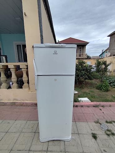 ventilyator satışı: İşlənmiş 2 qapılı Indesit Soyuducu Satılır, rəng - Ağ, Dolab içi — 1