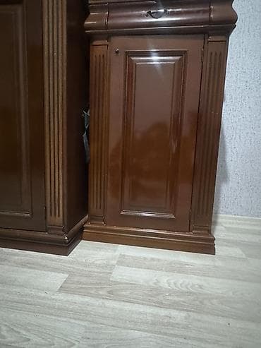 Klassik üslubda taxta tumba/şkaf - Material: massiv ağac, lak örtüklü