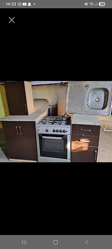 Mətbəx mebeli ideal vəziyyətdədir.ustunde moyka,qaz pletesi verilir