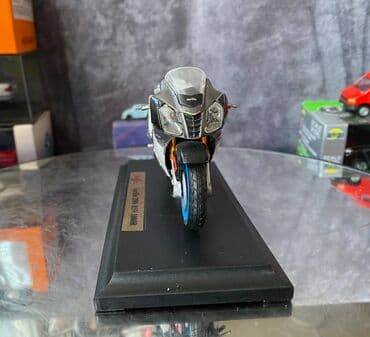 maşın modeli: Коллекционная модель Aprilia RSV 1000R White Red 2006 Maisto Scale — 10