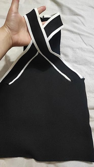 Qara rəngli, ağ haşiyəli qadın topu. - Model: X-formalı kəsişən çiyin