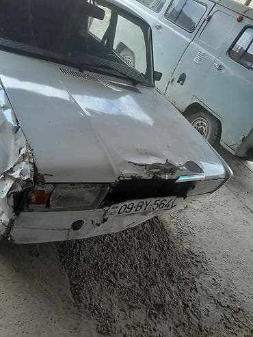 2ci el motor: Lada 2107, ağ rəng. Sedan kuzov, arxa ötürməli. Mexaniki transmissiya — 3