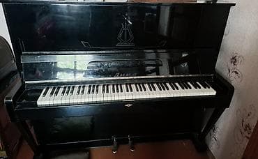 Upright piano – “Lira” modeli - Korpus: parlaq qara rəngli, klassik