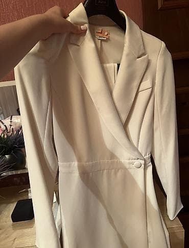 Женская одежда: BEBE-Ağ rəngli qadın blazer-don - Dizayn: Blazer üslubunda don — 1