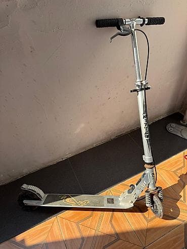18 disk teker: Alüminium korpuslu, qatlanan uşaq/yeniyetmə skuteridir. Aşağıdakı — 3