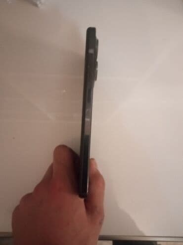 Apple iPhone: Smartfon – arxa tərəfdə böyük kvadrat kamera adası və 3 ədəd dairəvi — 5