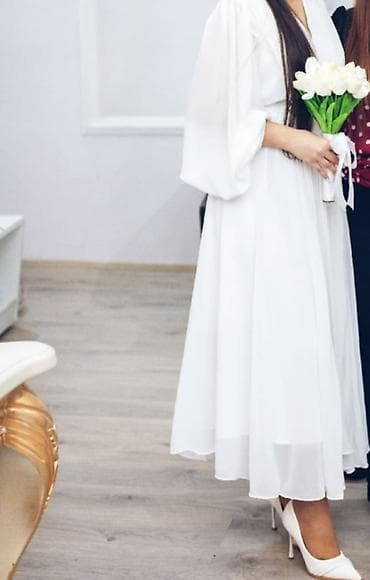 Ağ rəngli zərif paltar - Model: midi uzunluqda, A-kəsimli etek -