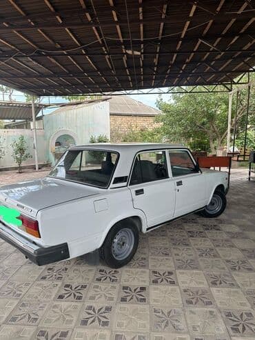 диски титановые ваз 2101 недорого: VAZ 2107 modeli, sadə ağ rəngdə və klassik sedan dizaynına malikdir — 2