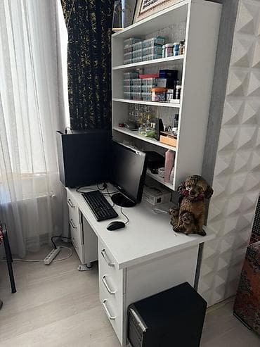 ofis stol: Ağ rəngli iş masası və üstündə açıq rəfli kitablıq modulu - Material — 1