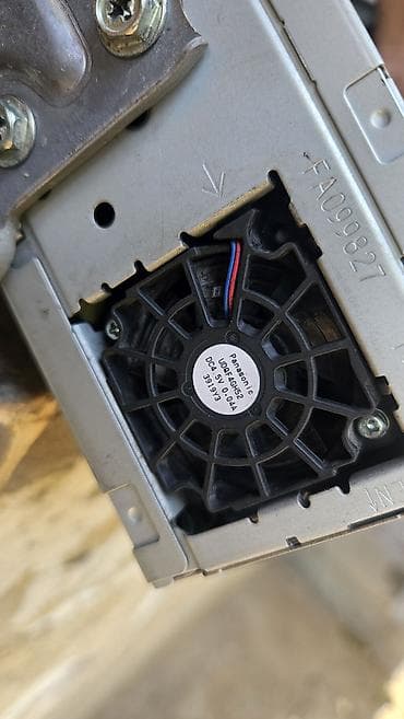 Maqnitofonlar: Toyota prius 30 kuzanin orginal manitoru satilir isleyir — 4