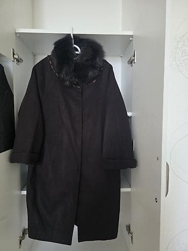Kürklər: Qadın paltosu– qehveyi rəngdə, klassik kəsim. - Material: qalın parça — 1