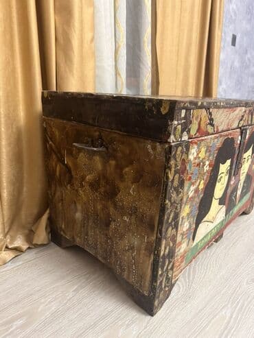 Güzgülər: Rəsmli taxta sandıq/kəllə - Material: massiv taxta, metaldan yan — 4