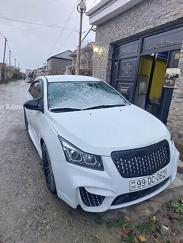 volkswagen passat 2004: Chevrolet Cruze – sedan, ağ rəng, sport üslubunda tam body-kiti ilə — 5