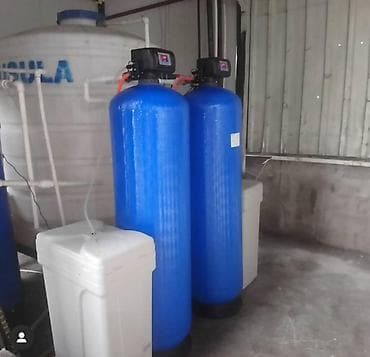 Su təmizləmə sistemi şəkildə iki mavi filtr çəni, bir ağ çənlə və