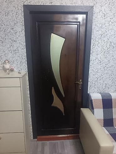 ev kapıları: Ev otaq qapıları 2 ədəddir, şəkildə göründüyü kimdir. Birinin şüşəsi — 4