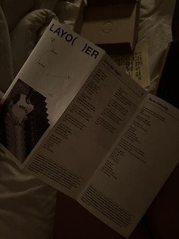 divar resmleri: Məhsul: “LAYOVER” (TaeHyung/V) albomunun orijinal xüsusi boks seti — 6