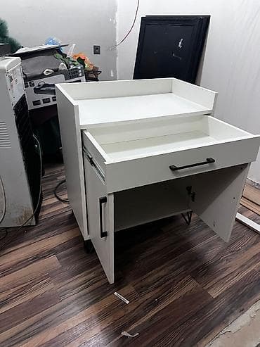 Restoran ucun Steyşn 130 azn hər tərəfi Laminatdır teze kimidir.Unvan