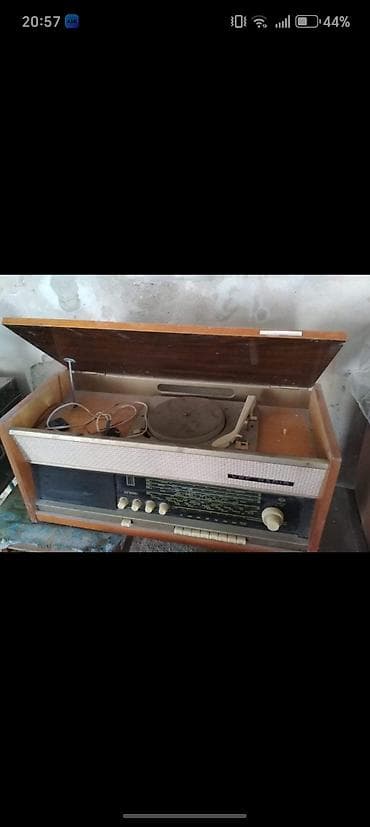 magnitafon pioner: VEF Radio – vintage radiola və pikap kombinasiyası - Korpus: taxta — 2