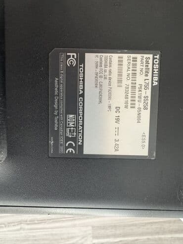 notebook çanta: Toshiba markalı boz rəngli noutbuk. Cihazın üst qapağında Toshiba — 6