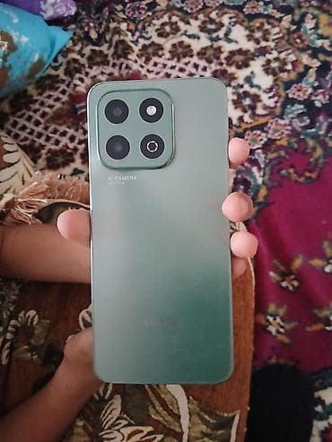 Yaşıl rəngdə smartfon - Korpus: mat yaşıl arxa səth, böyük kvadrat