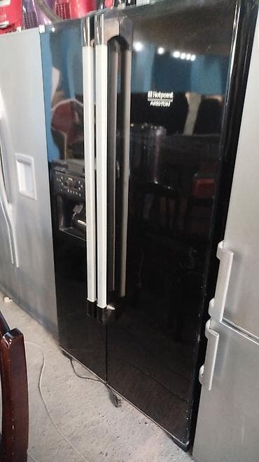 2 qapılı Hotpoint Ariston Soyuducu Satılır, rəng - Qara, Dispenserli