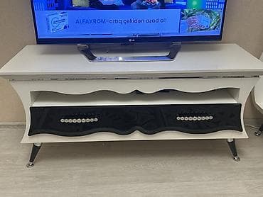 plastik stol stul satilir: Qonaq otağı üçün dəst – ağ-qara dizaynlı Tərkib: - Masin — 4