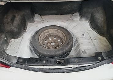 guzgu manitor: Nissan Sunny (N16) sedan – ağ rəng Xüsusiyyətlər: - Kuzov: 4 qapılı — 9