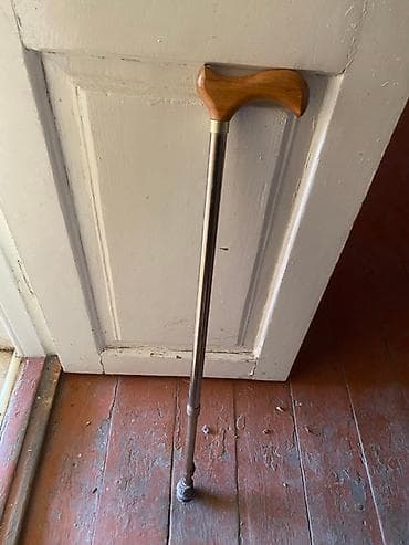 Tibbi geyim: Hasa. Ağac dəstəkli və metaldan hazırlanmış əsa. Əsanın dəstəyi əl — 1