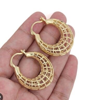 Sırqa satılır.Poladdir .Qulaqda cox gözəl qalır .Qizildan seçilmir