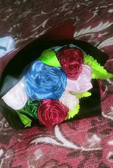 Saten lentadan hazırlanmış dekorativ güllər buketi. Salam sifarişlə