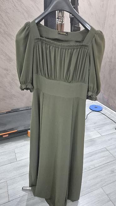 yaşıl don: Zeytun-yaşıl rəngdə uzun don - Model: kvadrat yaxalı, büzgülü ön — 1